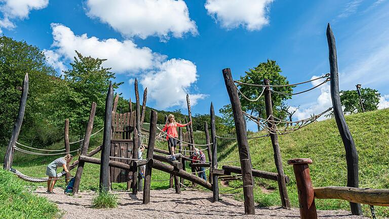 Viel erleben können Familien auf dem Hexenpfad, unter anderem auf einem Naturspielplatz.       -  Viel erleben können Familien auf dem Hexenpfad, unter anderem auf einem Naturspielplatz.