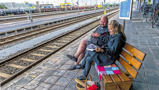 Der Häkler und die Geschichtensammlerin: Sven Kaiser und Christiane Huber auf der Wanderbank am Hauptbahnhof. Der Häkler und die Geschichtensammlerin: Sven Kaiser und Christiane Huber auf der Wanderbank am Hauptbahnhof.