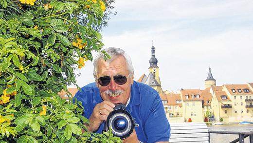 Nicht ohne Sonnenbrille und Kamera: Wenn Polizeihauptkommissar a.D. Helmut Beer auf Foto-Pirsch geht, hat er seine treuesten Diener immer griffbereit.