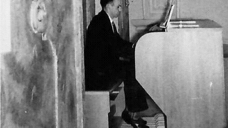 Josef Köhler an der Orgel in Schönau in den frühen 1960er Jahren.