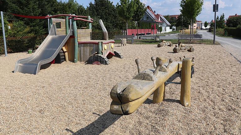 Der Spielplatz im Stadtpark bietet abwechslungsreiche Geräte, wie zum Beispiel den großen Traktor.