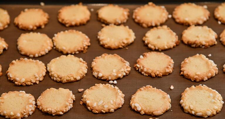 Gut als Last-Minute-Leckerei geeignet: Marzipan-Heidesand-Plätzchen gehen schnell und einfach.