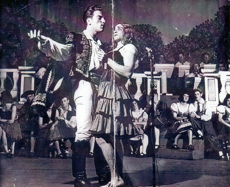 Tom Wand (Ray Richardson) und Sweet Sue (Al LaVecchia) auf der Bühne. Tom Wand (Ray Richardson) und Sweet Sue (Al LaVecchia) auf der Bühne.