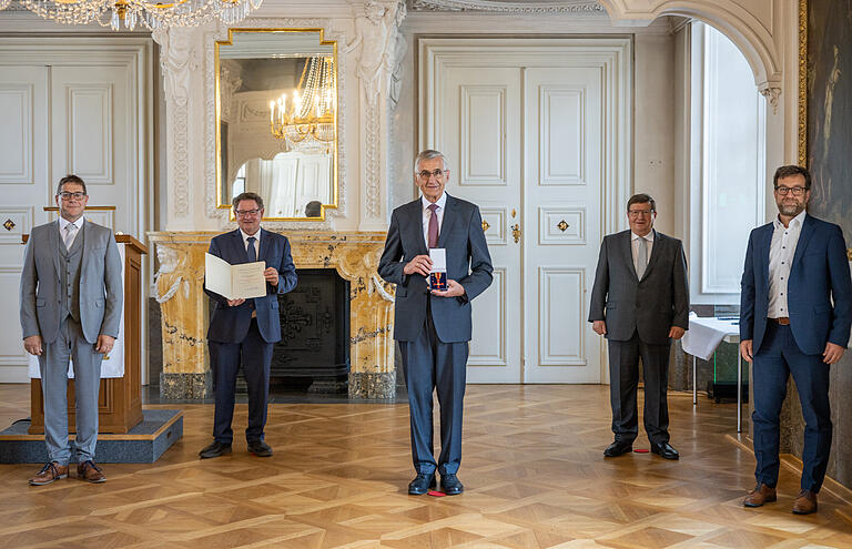 Gruppenbild bei der Bundesverdienstkreuz-Verleihung in der Residenz Würzburg. Von links: Thomas Bruckmüller (Bürgermeister von Wollbach), Bayerns Innenstaatssekretär Gerhard Eck, Alois Gensler mit dem frisch verliehenen Bundesverdienstkreuz, Josef Demar (stellvertretender Landrat von Rhön-Grabfeld) und Andre Hahn (2. Vorsitzender der Lebenshilfe Rhön-Grabfeld).