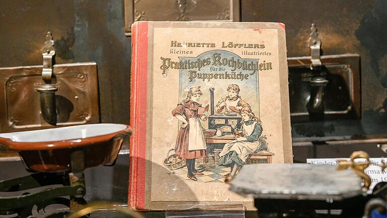 Henriette Löfflers 'Kochbuch für die Puppenküche' stammt aus dem Jahr 1890.