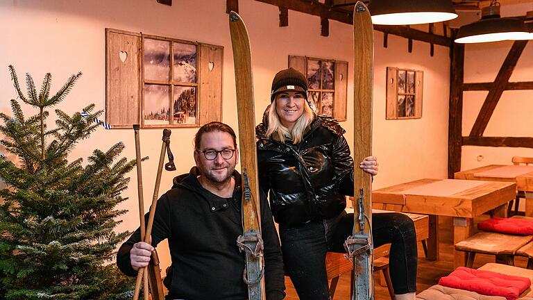 Skihüttenfeeling im Brauhaus in der Burkarder Straße in Würzburg. Benny Rohde mit seiner 'rechten Hand' Katja Trunk.