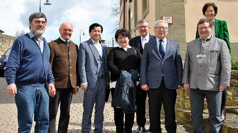 Empfang in Großbardorf: Vor dem Rathaus begrüßten sich (von links) Reinhold Behr, Landrat Thomas Habermann, Bilgee Luvsandorsh, Enkhburd Jugder, Volkmar Halbleib, Botschafter Birvaa Mandakhbileg, Bürgermeister Josef Demar und Christine Bender.