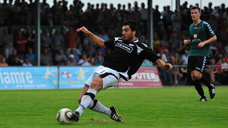 2011 trug Waios Dinudis das Trikot des TSV Großbardorf. Das Foto zeiht ihn im Derby gegen den FC 05 Schweinfurt, für den er in seiner Karriere auch spielte.