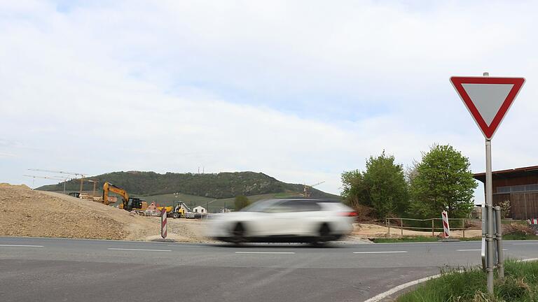 Bald Sperrgebiet: An der Kreuzung von Staatsstraße und Kreisstraße bei Rödelsee wird ab dem 22. April ein Kreisverkehr gebaut.