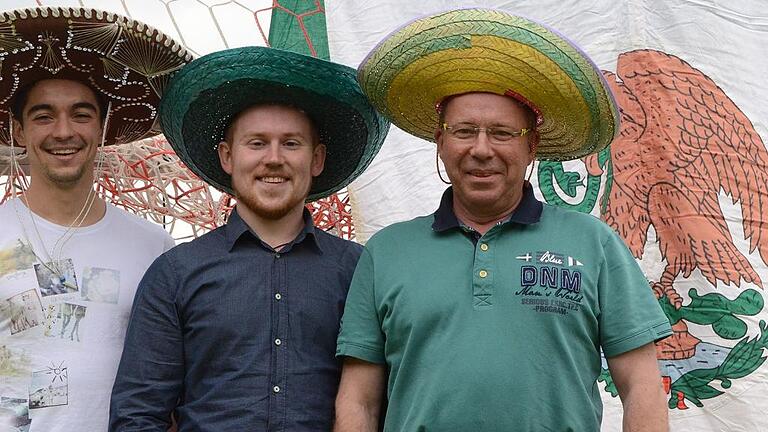 spo-fb-rimini_mexiko       -  Mauerfrei zum Rimini-Cup: Garantiert willkommen heißt die TSVgg Hausen die U-15-Nationalmannschaft von Mexiko. Unser Bild mit Sombreros und Landesflagge zeigt (von links) Dolmetscher Adrian Reith, Turnier-Organisator Alwin Minnich und TSVgg-Vorsitzenden Wolfgang Lutz.