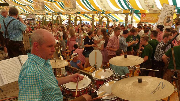 Volles Zelt bei der Spessartfestwoche in Lohr. Das 75. Jubiläum wird vermutlich jetzt erst 2021 gefeiert.