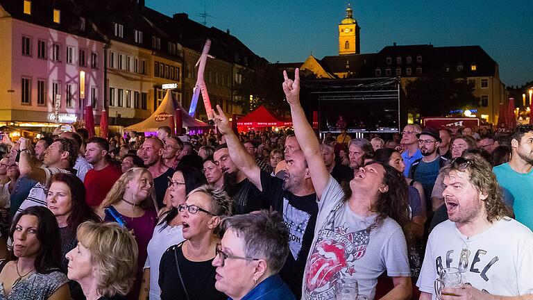 Gute Stimmung ist beim Schweinfurter Stadtfest garantiert wie hier auf dem Archivbild aus dem Jahr 2019. Doch während der Corona-Pandemie ist ein Fest dieser Größenordnung nicht erlaubt, weswegen es auch für 2021 abgesagt wurde.