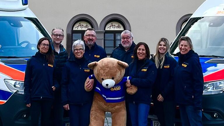 Auf dem Bild (von links): Stefanie Liebold (Wunscherfüllerin), Martin Lenhardt (Stellvertretender Vorsitzender ASB Wü/SW), Susanne Flory (Koordination Unterfranken), Jochen Löser (Geschäftsführung ASB Wü/SW), Jürgen Nopper (Stellvertretender Vorsitzender ASB Erlangen-Höchstadt), Barbara Kopriva (Teamleitung Würzburg), Julia Schubert (Teamleitung Schweinfurt) und Andrea Bänker (Projektkoordinatorin Wünschewagen Franken/Oberpfalz).