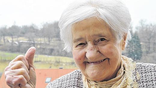 Alles top! Rosa Stühler steht noch &bdquo;mitten im Leben&ldquo;. Heute feiert sie in Maßbach ihren 100. Geburtstag.