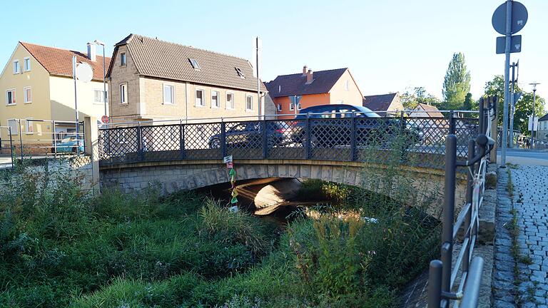 Wenn alles nach Plan läuft, bekommt die Stadt Zeil zum Jahreswechsel ihre Ortsdurchfahrt für sich. Nur ein kleines Teilstück, zu dem die Brücke über den Krumbach gehört, wird zur Kreisstraße.