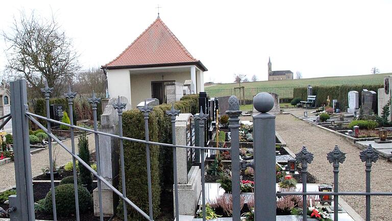 Auf einem Acker zwischen dem Vögnitzer Friedhof und der Bischwinder Kapelle (im Hintergrund) will ein Privatinvestor eine Photovoltaikanlage errichten. Der Gemeinderat sagte einstimmig 'Nein'.