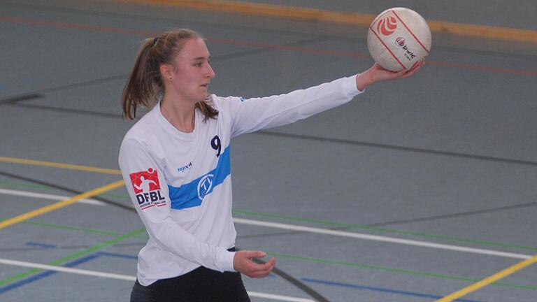Svenja Schröder vom TV Segnitz schlägt auf: Mit Sonja Pfrommer vom TSV Dennach stellten die beiden Nationalspielerinnen im direkten Bundesliga-Duell zwischen Segnitz und Dennach eine Klasse für sich dar. Svenja Schröder vom TV Segnitz schlägt auf: Mit Sonja Pfrommer vom TSV Dennach stellten die beiden Nationalspielerinnen im direkten Bundesliga-Duell zwischen Segnitz und Dennach eine Klasse für sich dar.