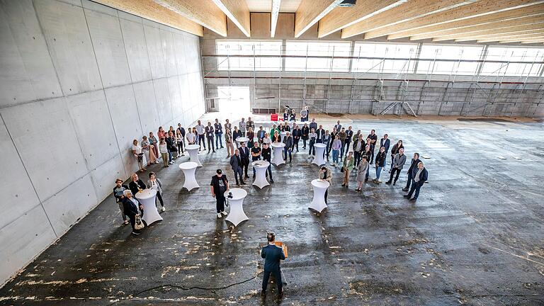 Großes Interesse beim Richtfest in der neuen Turnhalle der Grundschule im Schweinfurter Stadtteil Bellevue.