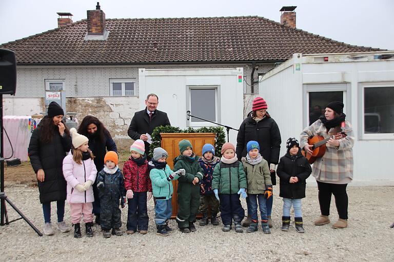 Einige Kinder aus der Kita Theresienheim trugen gemeinsam mit ihren Betreuerinnen und der Kita-Leiterin Cindy Göbel (hinten, Zweite von rechts) ein Lied vor.