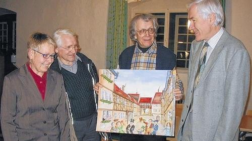 Die stellvertretende Bürgermeisterin Ulrike Stanek freute sich darüber, dass der Mellrichstädter Künstler Peter Klier (Zweiter von rechts) bei der Kulturausschusssitzung des Ostheimer Stadtrats einige Werke aus seinem Ostheim-Zyklus zeigte. Walter Jahn (Zweiter von links) und Ingo von Berchem (rechts) hatten mit dem inzwischen verstorbenen Karl Schneider für die Bilderreihe wichtige Hintergrundinformationen gesammelt.EVA WIENRÖDER