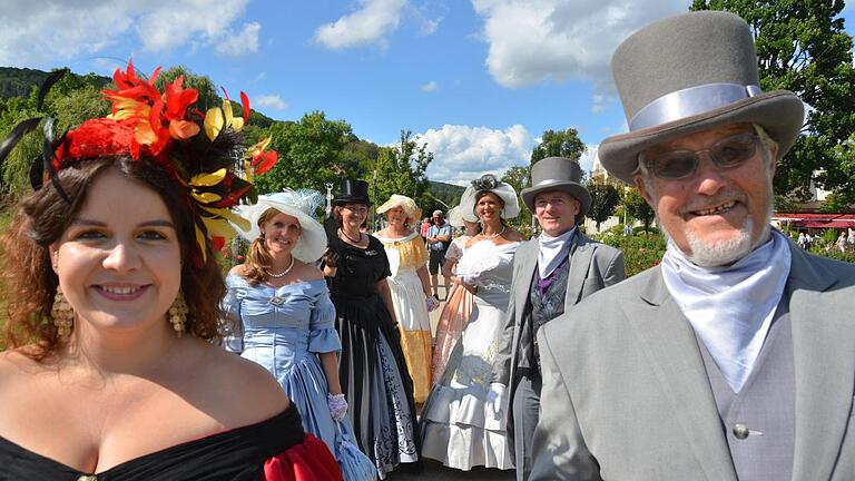 Lola Montez und ein Teil ihres Hofstaates beim flanieren im Bad Kissinger Rosengarten. Foto: Peter Rauch       -  Lola Montez und ein Teil ihres Hofstaates beim flanieren im Bad Kissinger Rosengarten. Foto: Peter Rauch