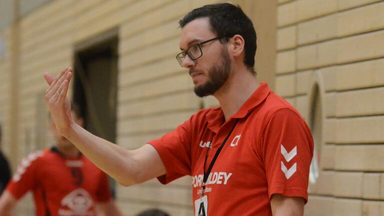 Vor dem Saisonauftakt: Trainer Christian Rath und sein Lohrer Landesliga-Team