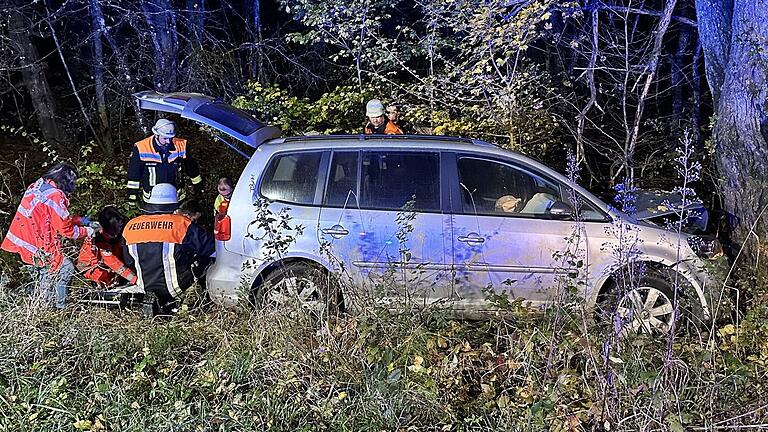 Einem Reh wich der Fahrer dieses Autos auf der Straße am Sambachshof Richtung Sulzfeld aus. Dabei kam das Fahrzeug von der Straße ab und prallte gegen einen Baum. Der Rettungsdienst des BRK Haßberge übernahm gemeinsam mit einer Notärztin die Erstversorgung. Einem Reh wich der Fahrer dieses Autos auf der Straße am Sambachshof Richtung Sulzfeld aus. Dabei kam das Fahrzeug von der Straße ab und prallte gegen einen Baum. Der Rettungsdienst des BRK Haßberge übernahm gemeinsam mit einer Notärztin die Erstversorgung.