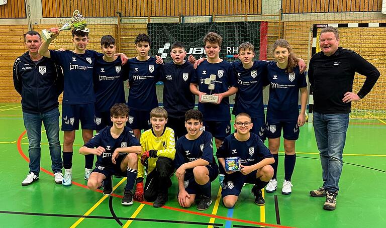 Stolzer Sieger des ersten 'Cube Store Rhön Cups 2025' ist die U15 des TSV Brendlorenzen. Den Pokal überreichte Cube-Store-Inhaber Michael Hippeli (rechts) am Ende eines spannenden Wettkampfs in der Dreifachturnhalle Mellrichstadt. Stolzer Sieger des ersten 'Cube Store Rhön Cups 2025' ist die U15 des TSV Brendlorenzen. Den Pokal überreichte Cube-Store-Inhaber Michael Hippeli (rechts) am Ende eines spannenden Wettkampfs in der Dreifachturnhalle Mellrichstadt.