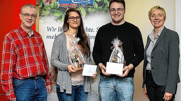 Ausbildung als Lebensmitteltechniker abgeschlossen       -  (woh)   Matthias Höhn und Rebecca Frank haben es geschafft, heißt es in einer Pressemitteilung der Maintal Konfitüren. Nach zwei Jahren konnten sie ihre Ausbildung erfolgreich abschließen. Zur Feier des Tages wurden sie von Geschäftsführerin Anne Feulner und Betriebsleiter Christian Hastedt zum Mittagessen in ein Haßfurter Restaurant ausgeführt. &bdquo;Als Familienbetrieb mit 130-jähriger Geschichte liegt uns die Ausbildung unserer Jugend besonders am Herzen. Daher freuen wir uns natürlich sehr, wenn unsere Auszubildenden einen erfolgreichen Abschluss machen und wir sie anschließend in unserem Haus fest anstellen können&ldquo;, sagte Anne Feulner. Matthias Höhn (18 Jahre) hat bei Maintal Konfitüren eine Ausbildung zur Fachkraft für Lebensmitteltechnik gemacht und wird jetzt in ein festes Arbeitsverhältnis übernommen. Von der Regierung von Oberfranken erhielt er eine Urkunde für seinen hervorragenden Abschluss in der Berufsschule. Momentan denkt er über eine Weiterbildung nach. Rebecca Frank (26), die an der Universität Würzburg Lebensmittelchemie studiert hat, ist die erste Studentin, die bei Maintal Konfitüren das duale Studium &bdquo;Fachkraft für Lebensmitteltechnik und Lebensmittelmanagement &ndash; Bachelor of Science&ldquo; absolviert. Sie konnte den ersten Teil ihres Studiums, die Ausbildung zur Fachkraft für Lebensmitteltechnik, mit sehr guten Leistungen abschließen. Nun wird sie noch ein Jahr Lebensmittelmanagement an der Hochschule Weihenstephan-Triesdorf studieren, bevor sie ihr Studium mit der Bachelor-Arbeit beendet. Der Erfolg der beiden Auszubildenden spiegele auch die Qualität der Ausbildung bei Maintal Konfitüren wider. Insgesamt biete die Firma die drei Ausbildungsberufe Industriekauffrau/-mann, Fachkraft für Lagerlogistik und Fachkraft für Lebensmitteltechnik sowie das duale Studium an.