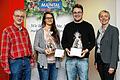 Ausbildung als Lebensmitteltechniker abgeschlossen       -  (woh)   Matthias Höhn und Rebecca Frank haben es geschafft, heißt es in einer Pressemitteilung der Maintal Konfitüren. Nach zwei Jahren konnten sie ihre Ausbildung erfolgreich abschließen. Zur Feier des Tages wurden sie von Geschäftsführerin Anne Feulner und Betriebsleiter Christian Hastedt zum Mittagessen in ein Haßfurter Restaurant ausgeführt. &bdquo;Als Familienbetrieb mit 130-jähriger Geschichte liegt uns die Ausbildung unserer Jugend besonders am Herzen. Daher freuen wir uns natürlich sehr, wenn unsere Auszubildenden einen erfolgreichen Abschluss machen und wir sie anschließend in unserem Haus fest anstellen können&ldquo;, sagte Anne Feulner. Matthias Höhn (18 Jahre) hat bei Maintal Konfitüren eine Ausbildung zur Fachkraft für Lebensmitteltechnik gemacht und wird jetzt in ein festes Arbeitsverhältnis übernommen. Von der Regierung von Oberfranken erhielt er eine Urkunde für seinen hervorragenden Abschluss in der Berufsschule. Momentan denkt er über eine Weiterbildung nach. Rebecca Frank (26), die an der Universität Würzburg Lebensmittelchemie studiert hat, ist die erste Studentin, die bei Maintal Konfitüren das duale Studium &bdquo;Fachkraft für Lebensmitteltechnik und Lebensmittelmanagement &ndash; Bachelor of Science&ldquo; absolviert. Sie konnte den ersten Teil ihres Studiums, die Ausbildung zur Fachkraft für Lebensmitteltechnik, mit sehr guten Leistungen abschließen. Nun wird sie noch ein Jahr Lebensmittelmanagement an der Hochschule Weihenstephan-Triesdorf studieren, bevor sie ihr Studium mit der Bachelor-Arbeit beendet. Der Erfolg der beiden Auszubildenden spiegele auch die Qualität der Ausbildung bei Maintal Konfitüren wider. Insgesamt biete die Firma die drei Ausbildungsberufe Industriekauffrau/-mann, Fachkraft für Lagerlogistik und Fachkraft für Lebensmitteltechnik sowie das duale Studium an.