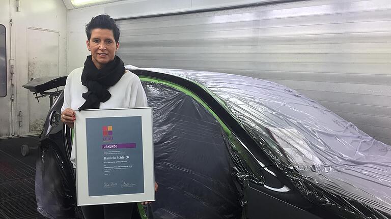 Eigentlich sind Fahrzeuge das Metier von Daniela Schleich und der gleichnamigen Lackiererei in Altfeld: Doch dieser Tage geht das Unternehmen neue Wege.
