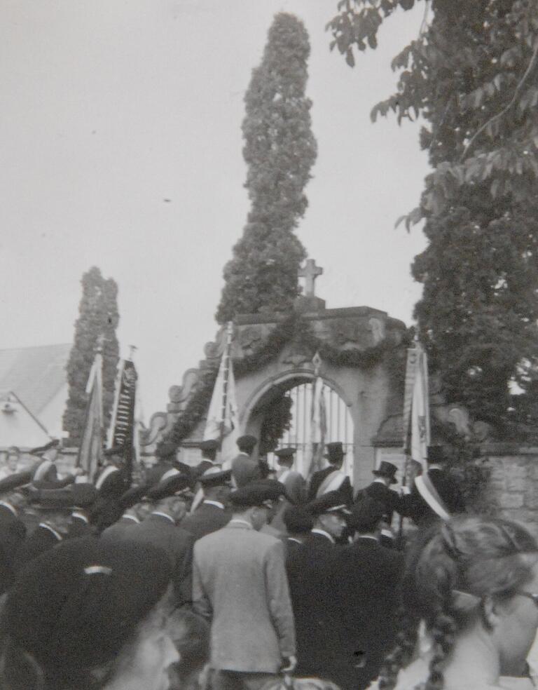 Bei der Fahnenweihe der damaligen Krieger- und Militärkameradschaft am 28. August 1958 zogen die Kameraden zum Ehrenmal für Gefallene am Friedhof. Bei der Fahnenweihe der damaligen Krieger- und Militärkameradschaft am 28. August 1958 zogen die Kameraden zum Ehrenmal für Gefallene am Friedhof.