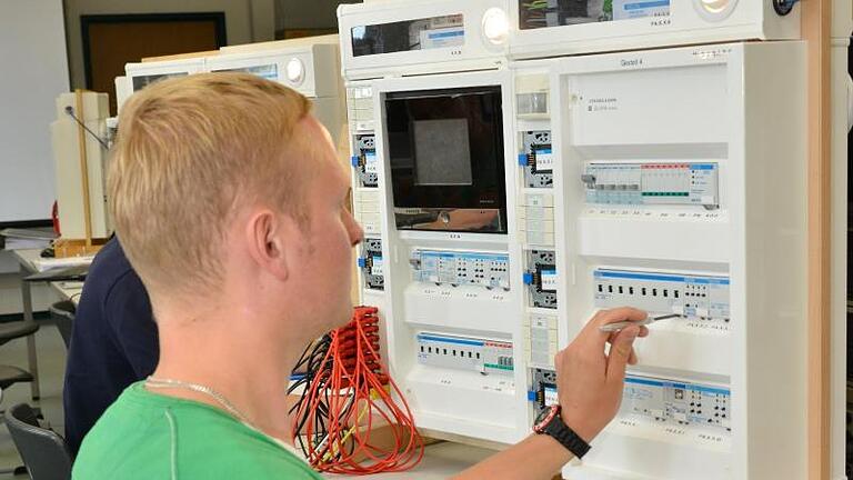 Um sich für eine Meisterschule zu entscheiden, kann ein Besuch vor Ort hilfreich sein. Denn auch die Ausstattung der Werkstätten spielt eine Rolle - etwa für den Bereich Elektrotechnik. Foto: Michael Lueder/HWK Potsdam       -  BAföG für eine Weiterbildung - wird die Vorbereitung auf den Meisterabschluss auch durch BAföG gefördert?