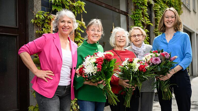 Blumen für ein betagtes Neu-Grünen-Trio: Die Landesvorsitzenden Gisela Sengl (links) und Eva Lettenbauer (rechts) freuen sich über die Neumitglieder (von links) Helga Weßner (81), Waltraud Schumann-Anfang (88) und Maria Herbst (100).