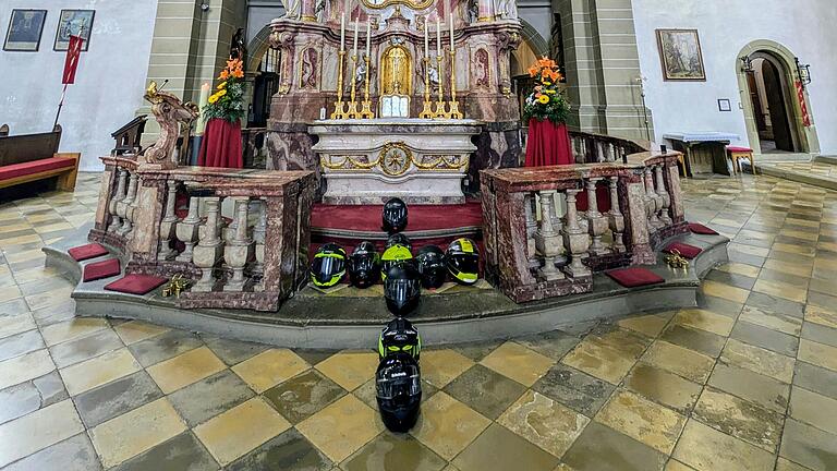 Ein Kreuz - das starke Symbol des Glaubens – geformt aus Motorradhelmen. Beim Abschluss in der Pfarrkirche Maria im Sand Dettelbach setzten die Motorrad-Wallfahrer noch ein tolles Zeichen – ein Kreuz.