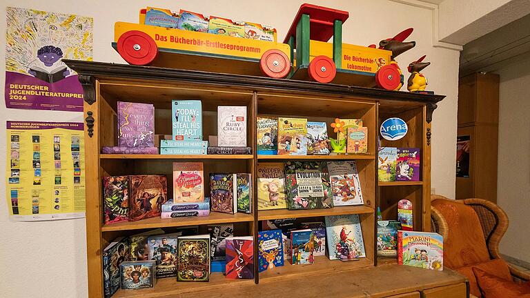 Förderung der Lesekompetenz: Hier ein Bücherregal im Arena-Verlag in Würzburg. Förderung der Lesekompetenz: Hier ein Bücherregal im Arena-Verlag in Würzburg.