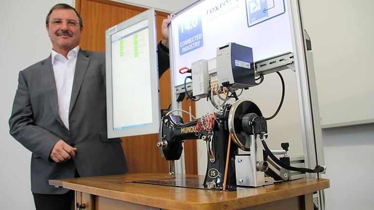 Claus Lau, Leiter von Bosch Rexroth in Erbach (Odenwald), hat mit der alten Nähmaschine der Großmutter seiner Frau demonstriert, wie einfach Industrie 4.0 sein kann. Claus Lau, Leiter von Bosch Rexroth in Erbach (Odenwald), hat mit der alten Nähmaschine der Großmutter seiner Frau demonstriert, wie einfach Industrie 4.0 sein kann.