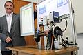 Claus Lau, Leiter von Bosch Rexroth in Erbach (Odenwald), hat mit der alten Nähmaschine der Großmutter seiner Frau demonstriert, wie einfach Industrie 4.0 sein kann.