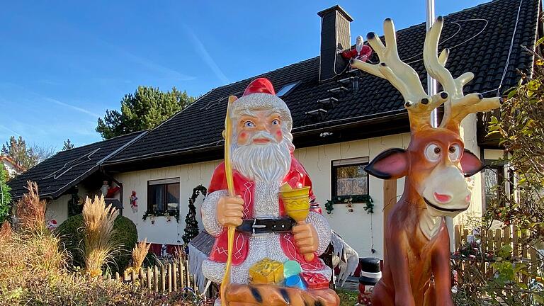 Santa und Rentier warten schon: Am ersten Adventswochenende wird das Weihnachtshaus von Peter Mack in Mellrichstadt eröffnet.&nbsp;