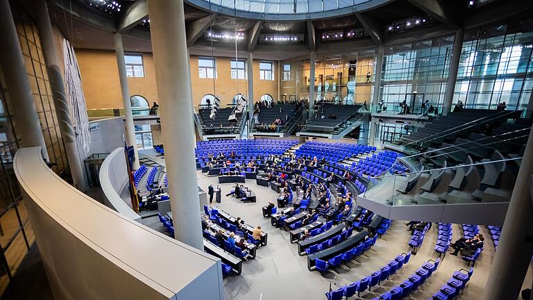 Bundestag       -  Nach dem Bundestag muss noch der Bundesrat der Finanzierung des Tickets für 2025 zustimmen.