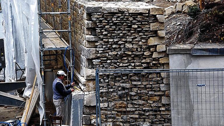 Mit Sandstein verstärkt: Die Nachforschungen von Klaus Kispert haben ergeben, dass die ursprüngliche Mauer aus kleineren Kalksteinen bestanden hat, sie im Dreißigjährigen Krieg unter den Schweden eventuell in Sandstein gefasst und verstärkt wurde.