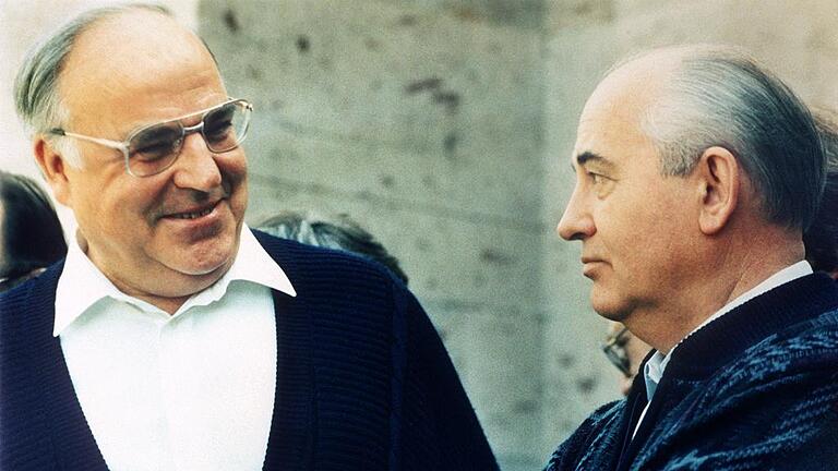 Helmut Kohl und Michail Gorbatschow       -  ARCHIV - Helmut Kohl (l) im Gepräch mit Michail Gorbatschow. Der deutsche Bundeskanzler hält sich zu einem Arbeitsbesuch in Archys im Kaukasus auf, um mit dem sowjetischen Staatspräsidenten über die Modalitäten der Vereinigung der beiden deutschen Staaten zu sprechen, aufgenommen im Juli 1990. Foto: dpa (zu dpa 'Aufrüstung nach Abrüstung - Das Wunder vom Kaukasus und die Folgen' vom 12.07.2015) +++(c) dpa - Bildfunk+++