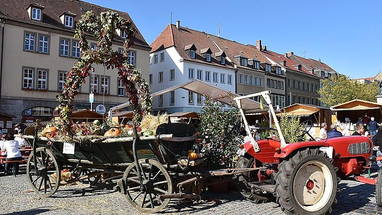 Herbstlich dekoriert wurde der Marktplatz für das Erntedankfest.