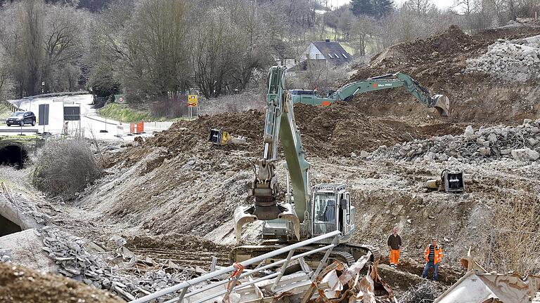 Bis zum späten Nachmittag am diesem Mittwoch soll die Stuttgarter Straße wieder befahrbar sein, die noch unter großen Erdhaufen versteckt ist. Links im Bild ist der Kreuzungsbereich der Stuttgarter Straße mit der Reichenberger Straße und der Giebelstädter Steige zu erkennen.