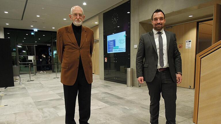 Bürgermeister Michael Werner (rechts) vereidigte den neuen Stadtrat Stefan Rath (FDP) aus Dürrnhof.