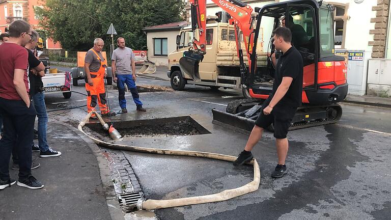 Aus der zweiten Straßenöffnung muss ständig nachdrückendes Wasser abgepumpt werden.