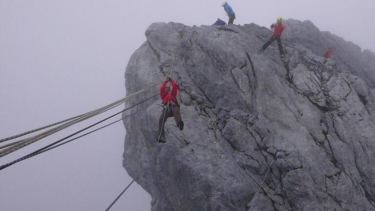 Peter Schöderlein hängt im Seil der Carstensz-Pyramide: Eine tiefe Spalte kurz vor dem Gipfel des indonesischen Bergs (4884 Meter) ist nur per Drahtseil zu überwinden.