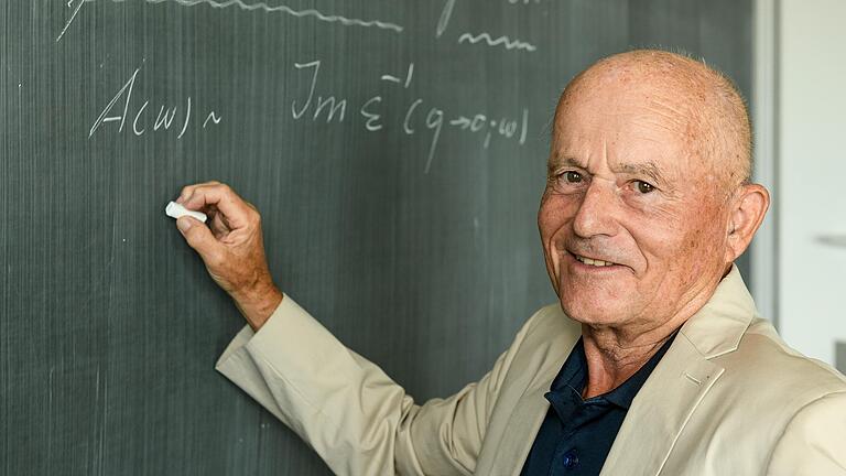 An der Tafel mit einer physikalischen Formel zur optischen Absorption: Werner Hanke, Seniorprofessor an der Würzburger Julius-Maximilians-Universität.&nbsp;