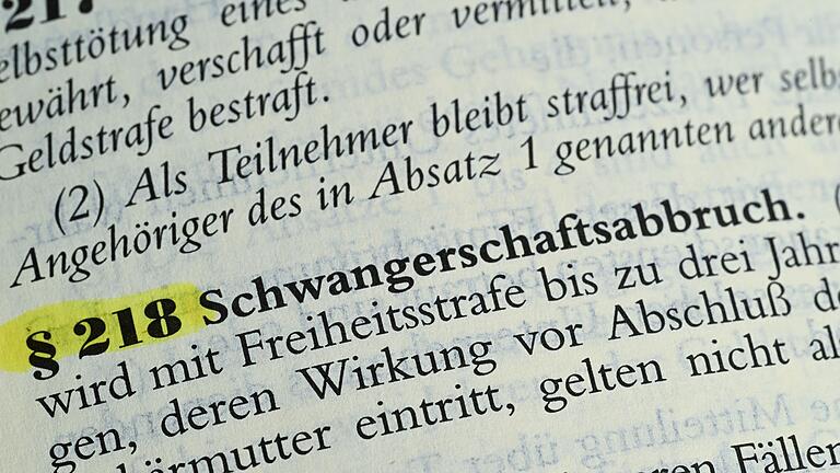 Strafgesetzbuch       -  Schwangerschaftsabbrüche sind bisher laut Paragraf 218 des Strafgesetzbuchs rechtswidrig.