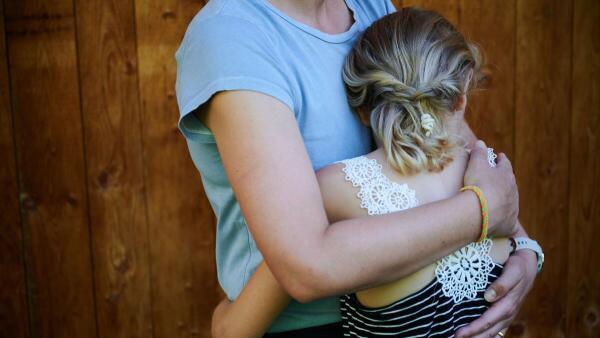 Ein Mädchen wird von seiner Mutter in den Arm genommen       -  Bedürfnisse und Gefühle von Kindern ernst zu nehmen, stärkt ihr Selbstbewusstsein.